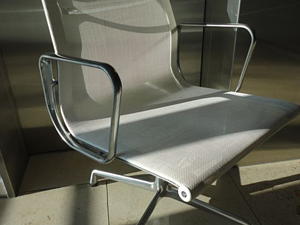 Vitra Alu Chair EA 107 weiss